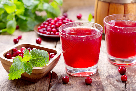 杯蔓越莓汁新鲜浆果放木桌上图片
