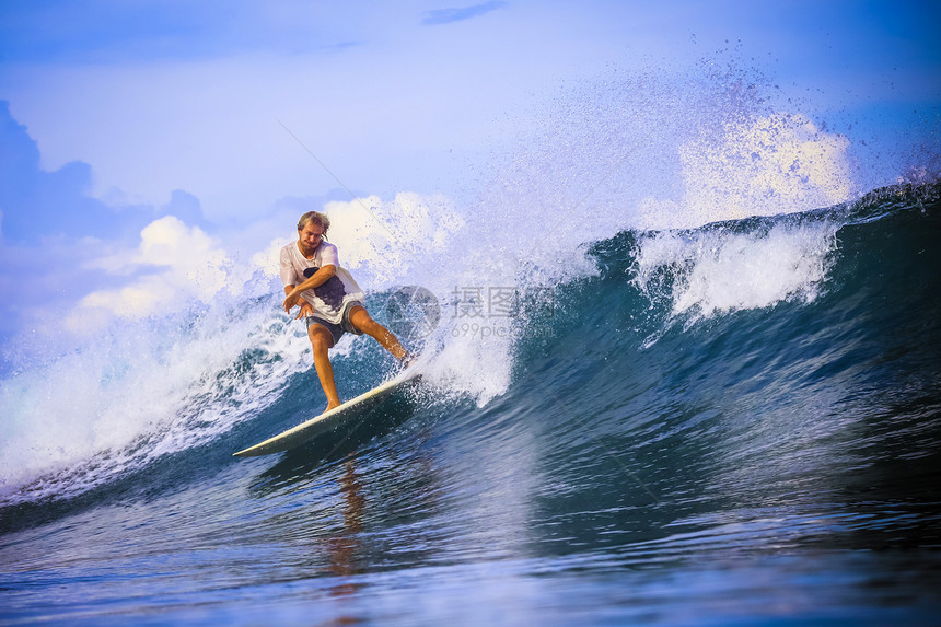 冲浪者惊人的蓝色波浪,巴厘岛图片