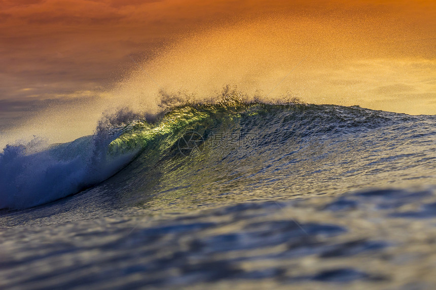 彩色海浪日落时飘来图片