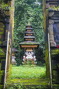 印度尼西亚乌布德附近丛林中的传统印度教巴厘岛寺庙图片