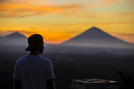 人与火山日出时背景,巴厘岛,印度尼西亚高清图片