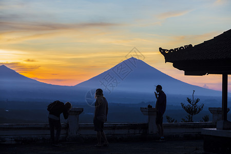 火山日出时背景,巴厘岛,印度尼西亚图片