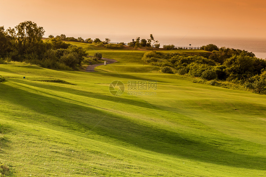 美丽的风景绿色高尔夫球场与蓝天图片