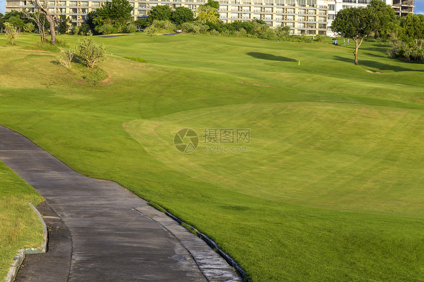 美丽的风景绿色高尔夫球场与蓝天图片