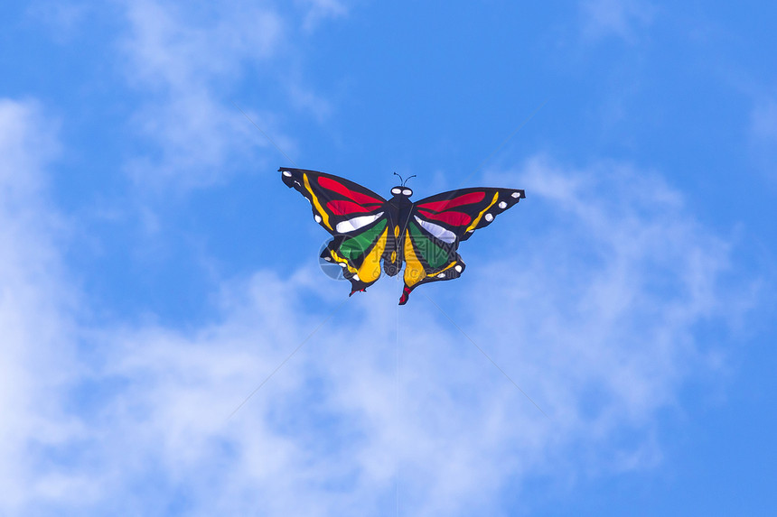 五颜六色的风筝蝴蝶蓝天上飞翔图片