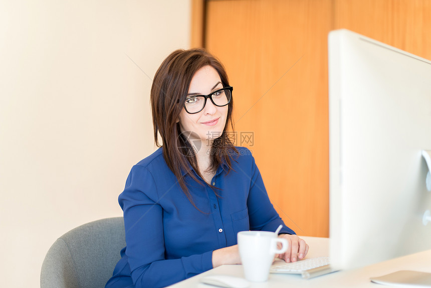 女人在办公室用台式电脑图片