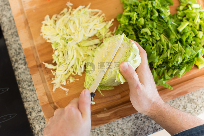 男人烹饪蔬菜的视角图片