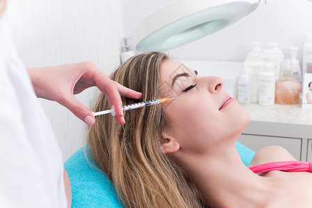 妇女美容院接受抗脂治疗高清图片