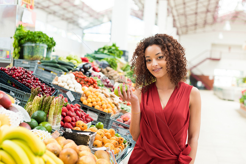 非洲妇女购买机蔬菜水果图片