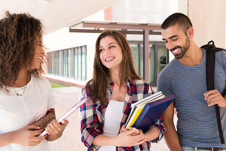 大学校园里的学生高清图片