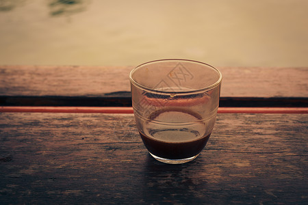 下午湖边的桌子上放杯咖啡背景图片