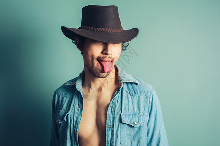 鲍尔帽子牛仔伸出舌头背景