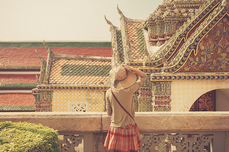一个年轻女子正泰国探索座宫殿图片