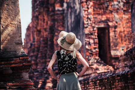 一个年轻女子正探索座佛教寺庙城市的古老废墟图片