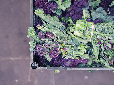 街头市场的盒子里放紫色的西兰花图片