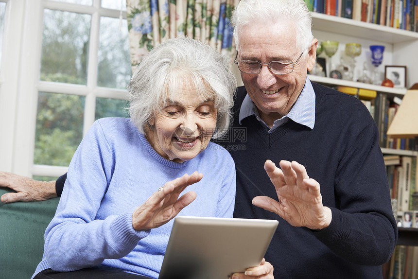 老夫妇用数字平板电脑与家人进行视频通话图片