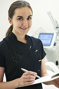 美容师站激光治疗设备旁边图片