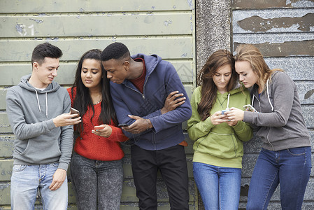 群青少手机上分享短信图片