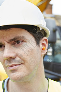 建筑工人戴防护耳塞图片