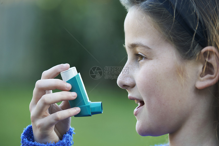 女孩用吸入器治疗哮喘发作图片