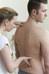 女骨科追踪男患者背部问题图片