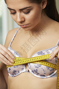 女人用卷尺测量她的胸罩尺寸图片