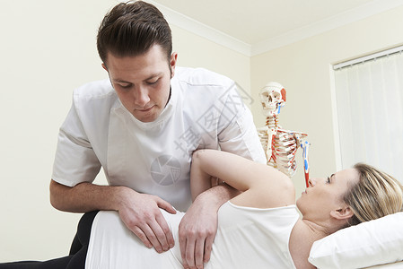 男骨科治疗女背部问题患者图片