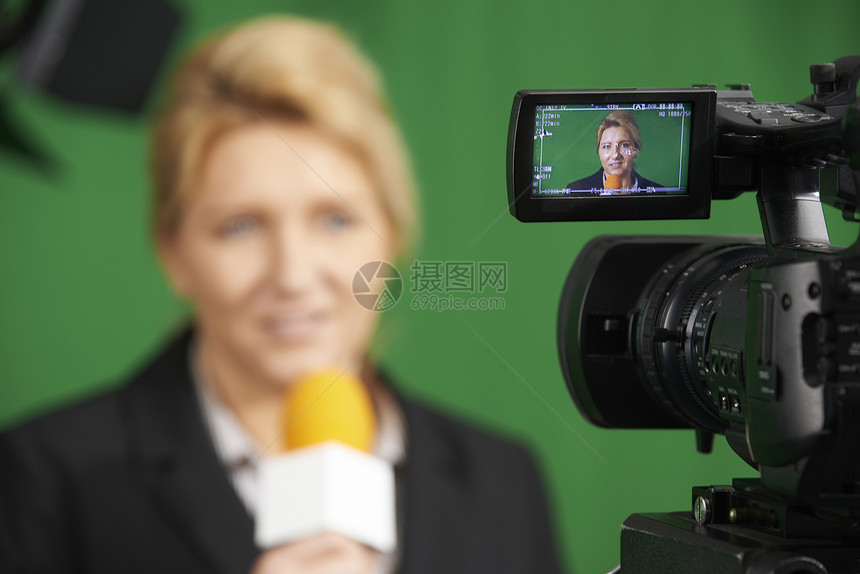 电视演播室发表报告的女记者图片