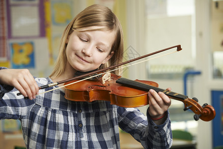 学校音乐课上学拉小提琴的女孩图片