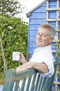 老人花园里用咖啡放松图片