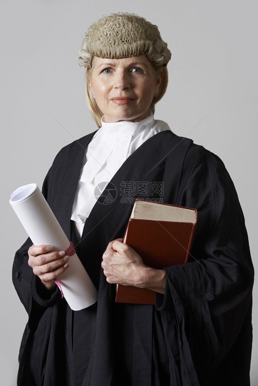 持简介书籍的女律师肖像图片