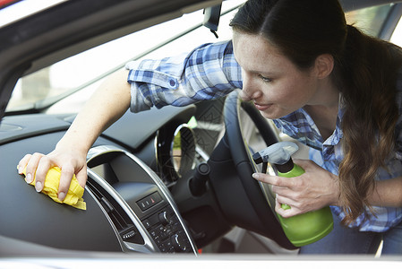 女人清洁汽车内部图片