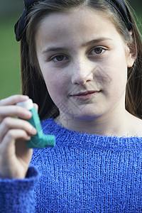 女孩用吸入器治疗哮喘发作图片