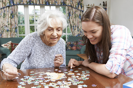十几岁的孙女帮祖母拼图图片