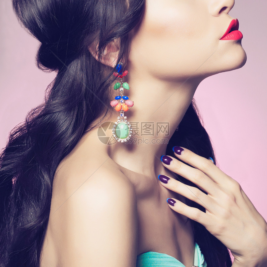 时尚工作室肖像美丽的轻女子与耳环美容美甲珠宝配饰图片