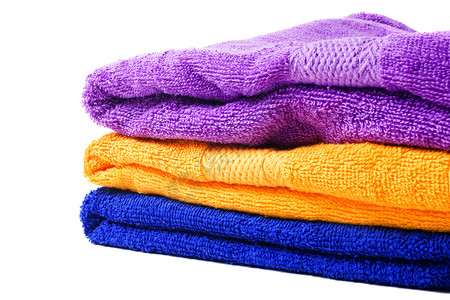 白色背景上隔离的紫色黄色蓝色毛巾图片