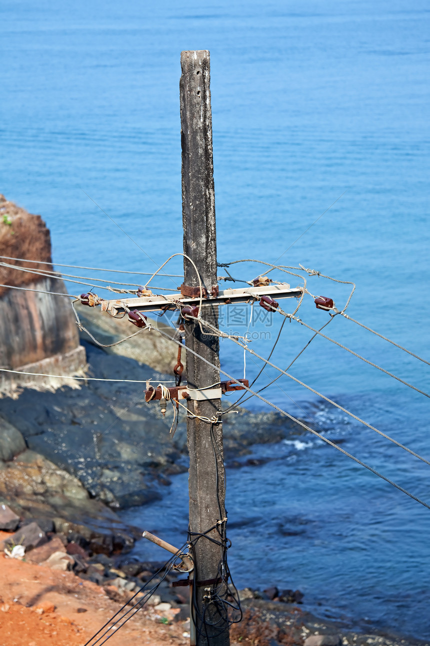 旧的混凝土电杆电力线靠海图片