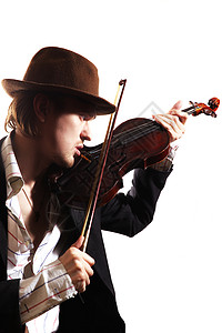 轻的小提琴手帽子夹克上演奏小提琴,白色背景上孤立无援图片
