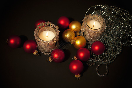 两支蜡烛璃烛台与诞树装饰背景图片