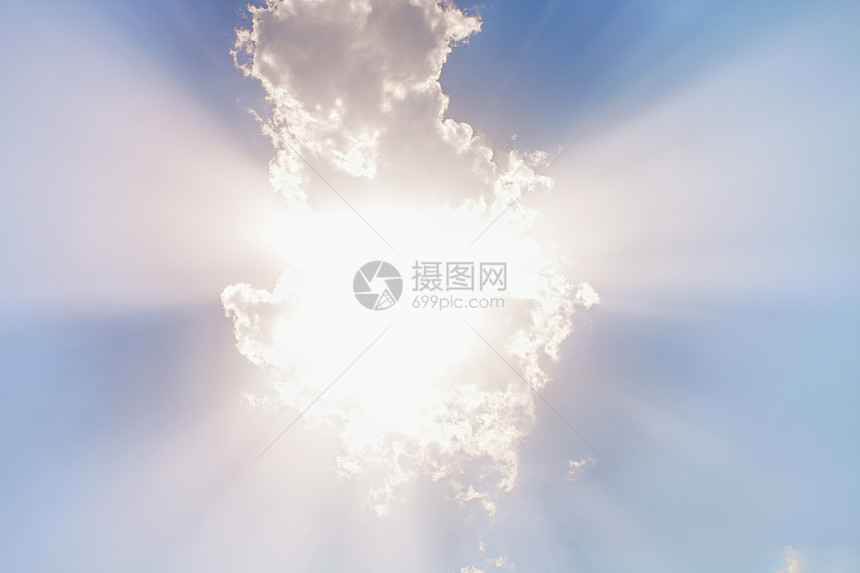 天空积云明亮的太阳图片