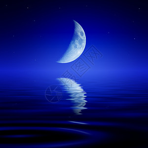 月亮反射波浪状的水中高清图片