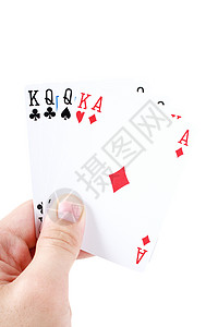 满99减10男人的手握着白色背景上隔离的扑克牌背景