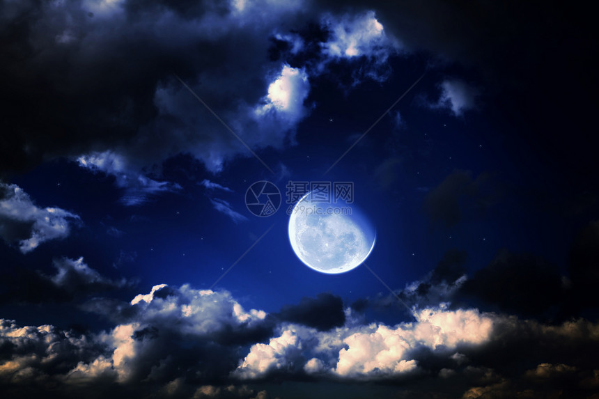 月亮星星多云的夜空中图片