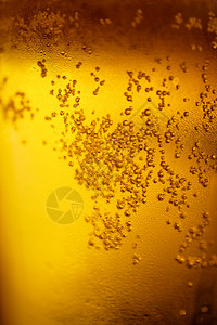 背景与黄色啤酒气泡特写背景图片