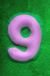 数字9紫色海绵样的纹理,提高了3D绿色背景图片
