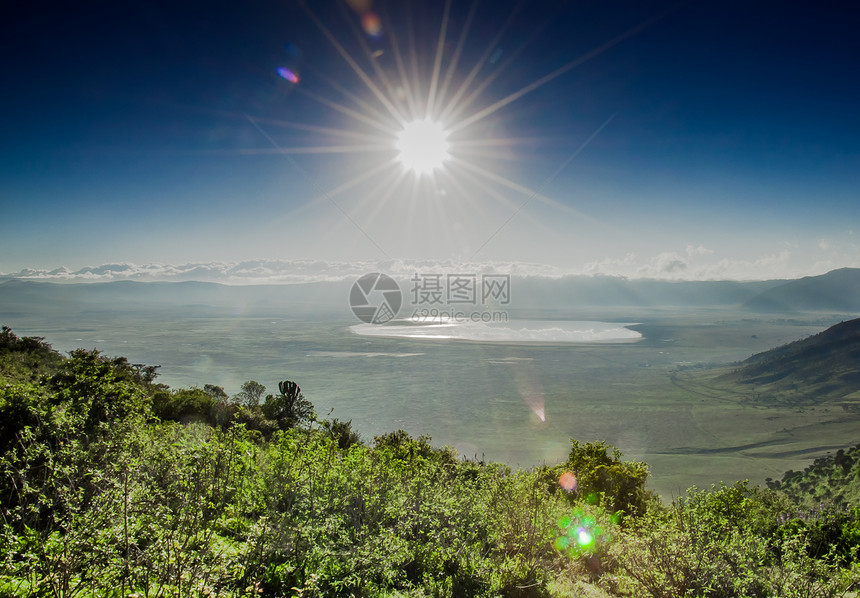 张ngorongoro火山口的照片,远处的克劳兹湖前,覆盖着火山口边缘的斜坡,因为它火山口边缘的顶部看向太阳图片