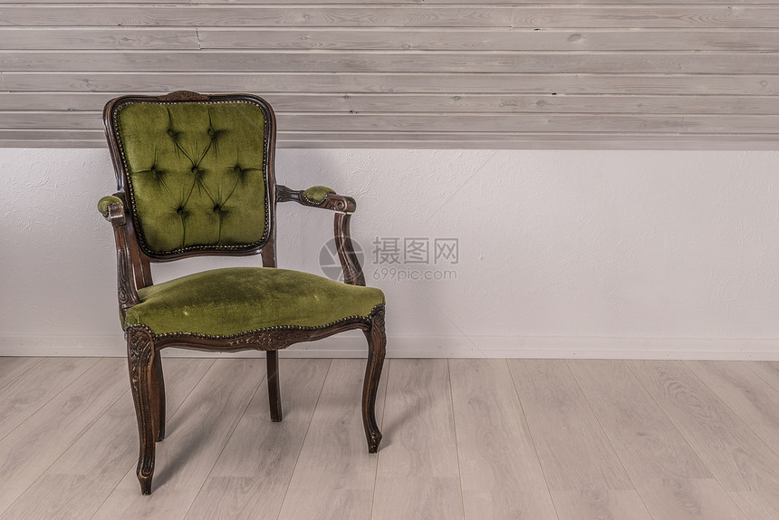 木制地板上维多利亚式的绿色椅子图片