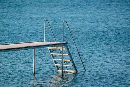 蓝色的海洋上梯子的码头背景图片