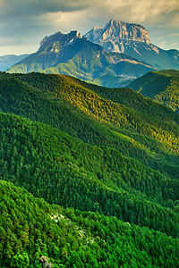 比利牛斯山脉夏季景观背景图片