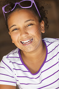 个美丽而快乐的微笑混合种族非裔美国女女孩戴着太阳镜金色的阳光笑声图片